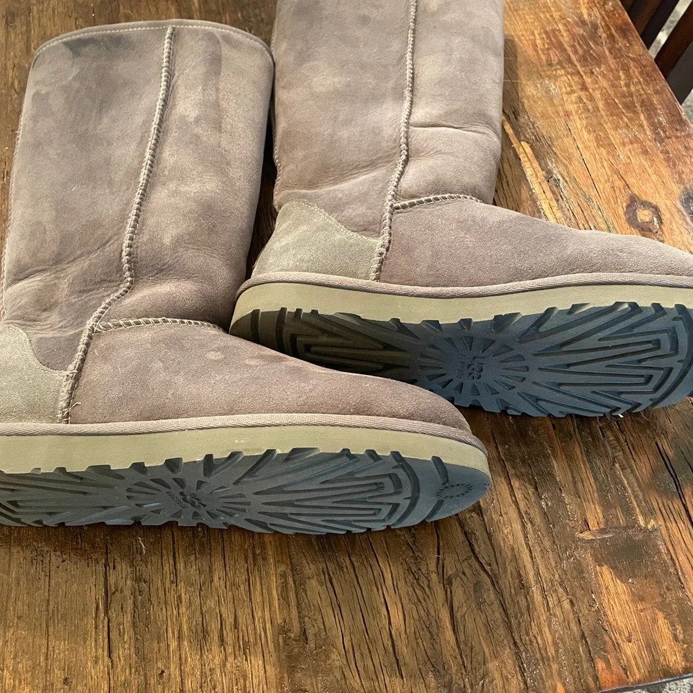 UGG Women’s Tall Boots
Size 9 M
Color Gray - Picture 4 of 6